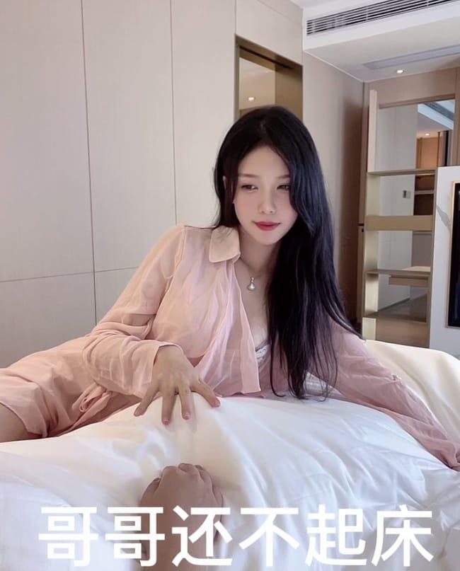 抖娘-利世 – NO.124 清晨被女友唤醒[1V-605MB]-客模COSER写真收藏网