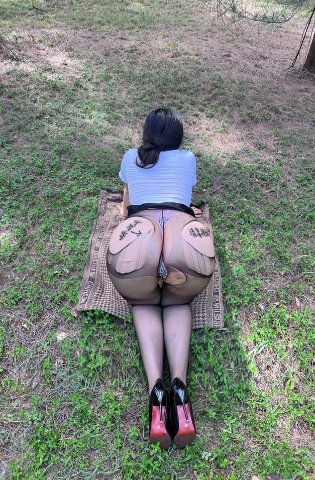 [微密圈]迷人的五姨太 –制服OL的户外诱惑 [30P-198M]-客模COSER写真收藏网