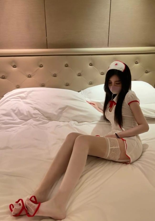 [微密圈]梦里一只喵 –白丝护士小姐姐[39P-64M]-客模COSER写真收藏网