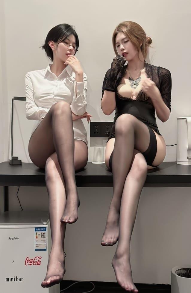 [微密圈]鱼神&银紫 – 姐妹成双 [15P1V-164M]-客模COS写真收藏网
