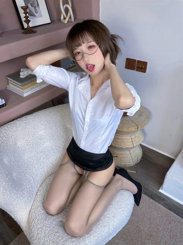 阿包也是兔娘 – NO.099 加冕图 灰丝OL [22P-86MB]-客模COS写真收藏网