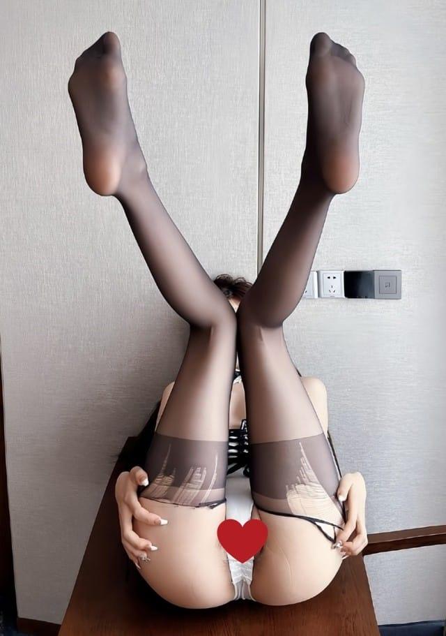 [微密圈]脸红Dearie – 桌底秀美臀漏HR[18P-237M]-客模COS写真收藏网